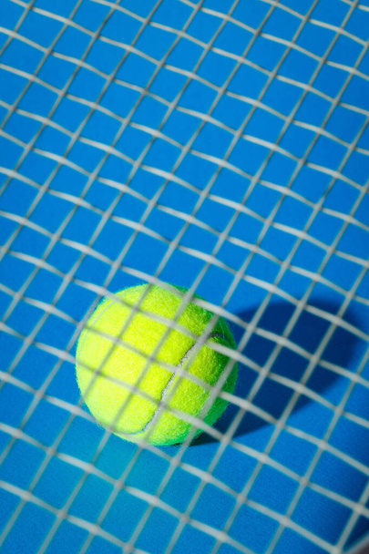 tenisový míček a raketa na hřišti - Fotografie, Obrázek