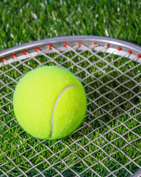 μπάλα του τένις και ρακέτα στο γήπεδο - Φωτογραφία, εικόνα