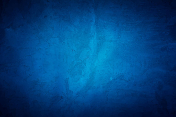 斑点、亀裂、汚れの古い濃い青の壁。ブルーは、抽象的なグランジスタイルでコンクリート壁を塗りました。背景、肖像画、ポスターのためのグランジロフト背景テクスチャ. - ベクター画像