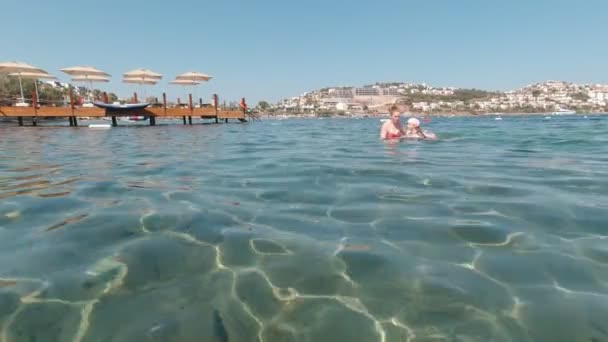 Γυναίκα και κορίτσι κολυμπούν στη θάλασσα - Πλάνα, βίντεο