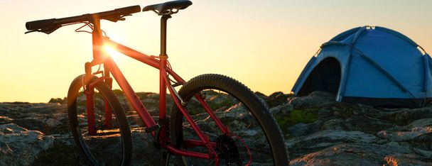 Zachód słońca po rozbiciu namiotu na wakacjach rowerowych 3d renderowania - Zdjęcie, obraz