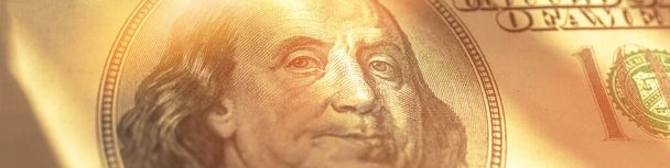 Banconote in dollari striscione largo, Benjamin Franklin faccia in raggi solari primo piano, business e sfondo bancario  - Foto, immagini