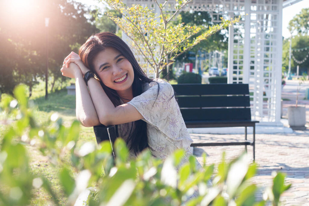 Asijské žena úsměv šťastný na slunné léto nebo jaro den venku v parku - Fotografie, Obrázek