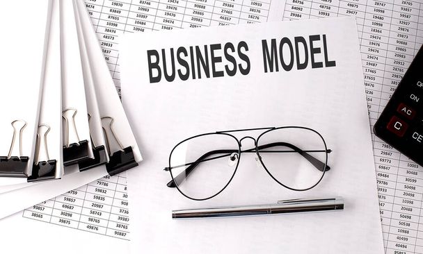BUSINESS MODEL tekst op papier met grafiek en kantoorhulpmiddelen, business - Foto, afbeelding
