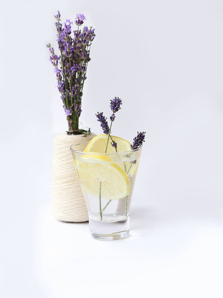 Homemade Lemon Lavender Lemonade Glass Glass Lavender Bouquet White Background Refreshing Toning Soothing Detox - Fotó, kép
