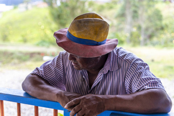 retrato de un campesino colombiano apoyado sobre una barandilla de madera - Foto, imagen