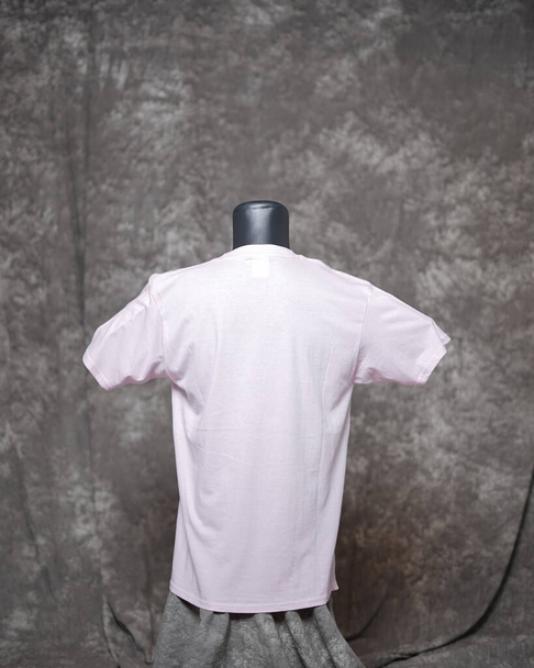 Персик чистий шаблон сорочки, задня сторона, натуральна форма на невидимому манекені, для вашого дизайну макет для друку, ізольований на мотиві сірого фону. Вільний простір для вашого оголошення
. - Фото, зображення