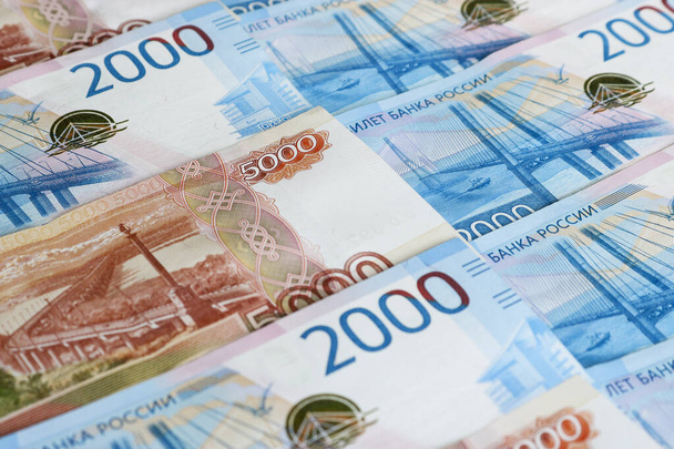 ロシアはお金の背景をルーブル。2000と5000ルーブルの請求書。ビジネスと金融の概念. - 写真・画像