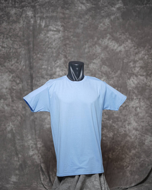 Pánské světle modré prázdné tričko šablony, z přední strany, přirozený tvar na neviditelné figuríny, pro váš design maketa pro tisk, izolované na šedém pozadí motivu. Volné místo pro vaši reklamu. - Fotografie, Obrázek