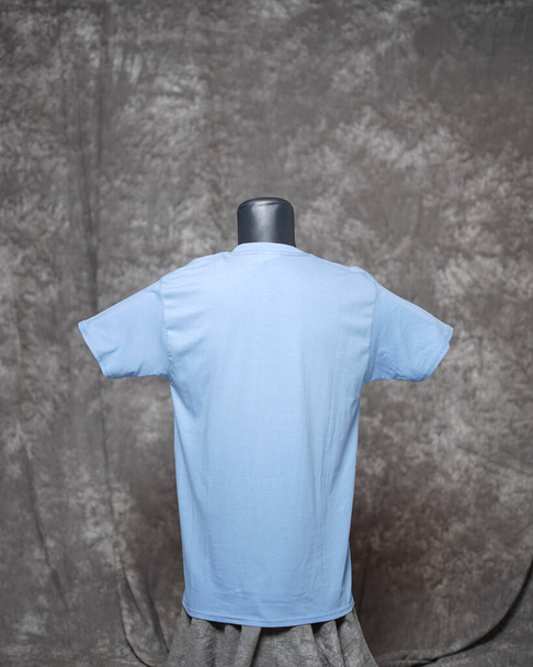 Ανδρικό ανοιχτό μπλε λευκό t πουκάμισο πρότυπο, πίσω πλευρά, φυσικό σχήμα σε αόρατο μανεκέν, για το σχεδιασμό σας mockup για εκτύπωση, απομονώνονται σε μοτίβο γκρι φόντο. Ελεύθερος χώρος για τη διαφήμισή σας. - Φωτογραφία, εικόνα
