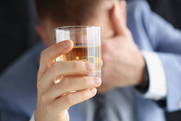 Ubriaco uomo triste tiene il vetro con alcol - Foto, immagini