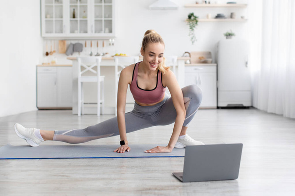 Lady assistir vídeo na internet ou ter aula de fitness on-line, cuidados com o corpo - Foto, Imagem