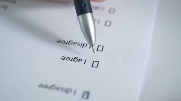 Remplissez manuellement un document papier avec la mention "d'accord". Image floue. - Séquence, vidéo