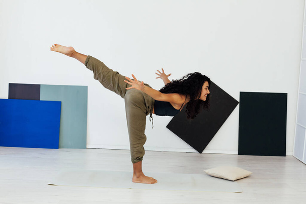 krásná žena brunetka dělá jóga gymnastika asana jeden - Fotografie, Obrázek