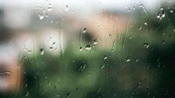 Primer plano macro tiro caída de agua de lluvia gotas burbujas en la ventana de vidrio húmedo apartamento de la casa plana naturaleza borrosa fondo bokeh, condensación en la superficie, goteo de vapor de gotas plash, espacio de copia  - Foto, imagen