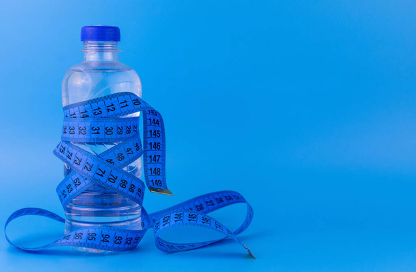 Water Bottle Centimeter Blue Background Copy Space Healthy lifestyle concept. - Foto, afbeelding