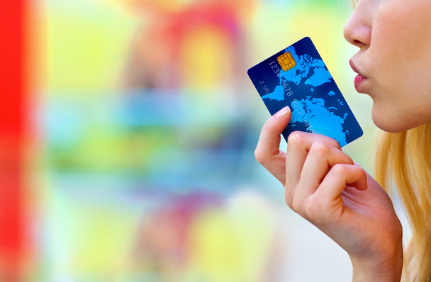 žena držící kreditní kartu - Fotografie, Obrázek