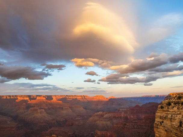 Der Grand Canyon. Blick auf den Canyon, die Landschaft und die Natur. - Foto, Bild
