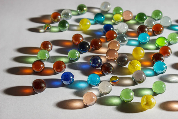 veelkleurige glazen ballen op de tafel indoor closeup - Foto, afbeelding