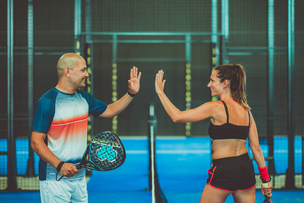 Retrato de aperto de mão de dois jogadores de tênis padel - Foto, Imagem