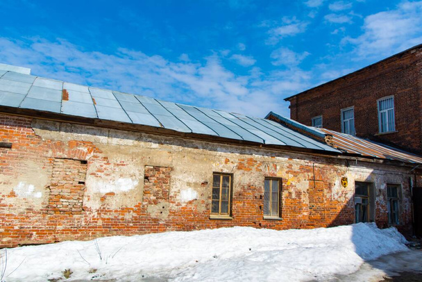 Suzdal, Ρωσία, 1 Μαΐου 2021. Πλευρική άποψη ενός τυπικού κτιρίου αποθήκη κόκκινο τούβλο το χειμώνα. - Φωτογραφία, εικόνα