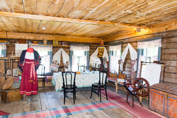Kostroma, Rússia. 23 de Maio de 2021. Interior de uma antiga casa de madeira russa. - Foto, Imagem