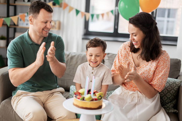 happy family with birthday cake at home - Foto, Bild