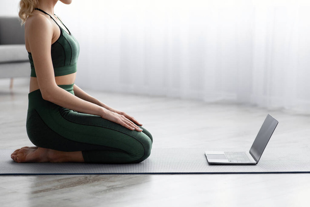 Trainen met online les op afstand, thuis yoga oefenen en trainen met trainer - Foto, afbeelding