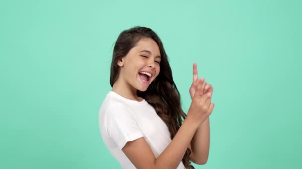 joyeux joyeux adolescent fille pointant du doigt différents côtés et montrer geste de paix, amusez-vous - Séquence, vidéo
