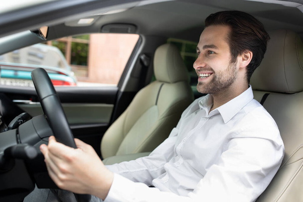 Espressione facciale positiva del conducente durante la guida nel proprio trasporto - Foto, immagini