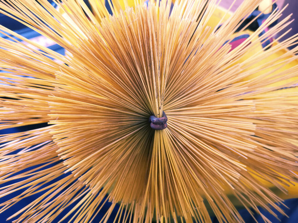 Nahaufnahme von Borsten aus gelbem Nylon Schornsteinfegerbürste - Foto, Bild
