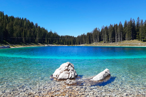 Prachtig panorama vanaf de Montagnoli Lake trail in Trentino, reizen en landschappen in Italië - Foto, afbeelding