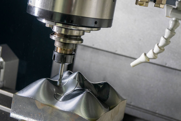 CNC değirmen makinası, küf parçalarını sert top değirmeni tipine göre kesiyor. CNC makine merkezi tarafından üretilen kalıp ve ölüm süreci. - Fotoğraf, Görsel