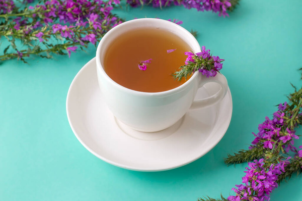 Tazza di tè con salice-erba su sfondo blu. tisana da foglie di kipreya fermentate. Tè tradizionale russo Kopor Ivan-Tea . - Foto, immagini