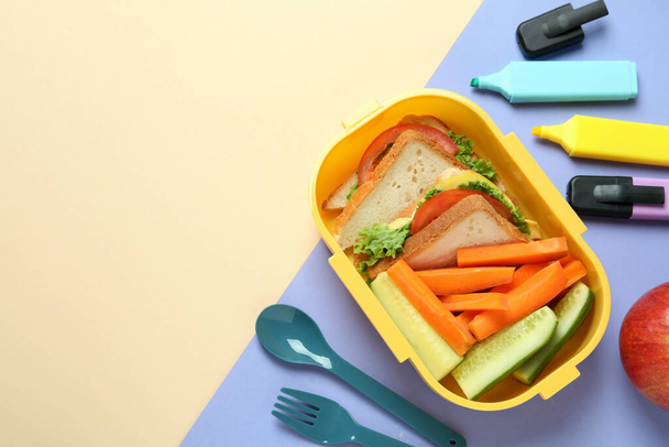 Caja de almuerzo con sabrosa comida en dos tonos de fondo - Foto, Imagen