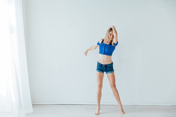 blonde woman dancing to music in training - Foto, imagen