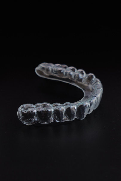 Essix, Invisalign, tala de descarga, Aparelhos dentários e próteses dentárias, sobre fundo preto. - Foto, Imagem