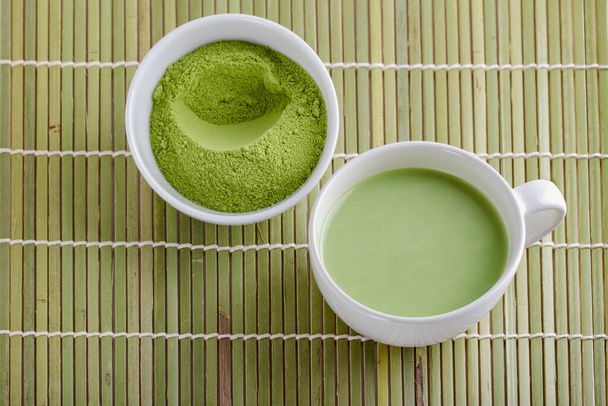 gesunder natürlicher japanischer Matcha-Tee im Becher - Foto, Bild