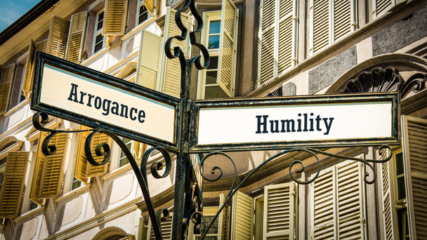 Calle Firma la Dirección Camino a la Humildad versus la Arrogancia
 - Foto, imagen