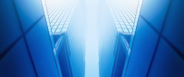 青い空を背景に高層ビルやダークスチール窓システムのビュー、一般的な近代的なビジネス高層ビル。将来のアーキテクチャのビジネスコンセプト - 写真・画像