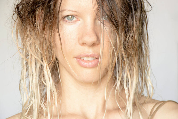 Porträt eines jungen Mädchens auf weißem Hintergrund mit nassen langen Haaren, Mädchengesicht, Modell, Kopf - Foto, Bild