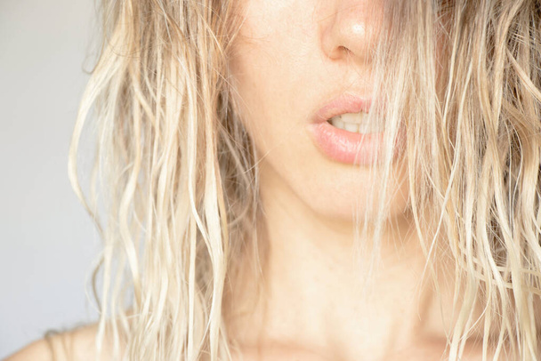 retrato de una joven sobre un fondo blanco con el pelo largo mojado, cara de niña, modelo, cabeza - Foto, Imagen