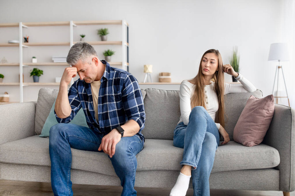 Midlife crisis en familieconflicten. volwassen man en zijn vrouw gevoel gestresst na gevecht thuis - Foto, afbeelding