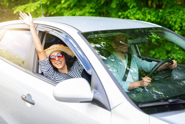 Izgatott fiatal hölgy élvezi az autós utazást a barátjával - Fotó, kép