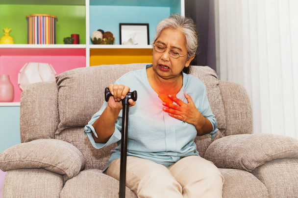 Mulheres idosas apresentam problemas respiratórios: Mulheres idosas apresentaram sintomas de constipação, exaustão. Tosse e dor torácica em idosos com comprometimento do sistema imunológico: Conceito de seguro de saúde do idoso - Foto, Imagem