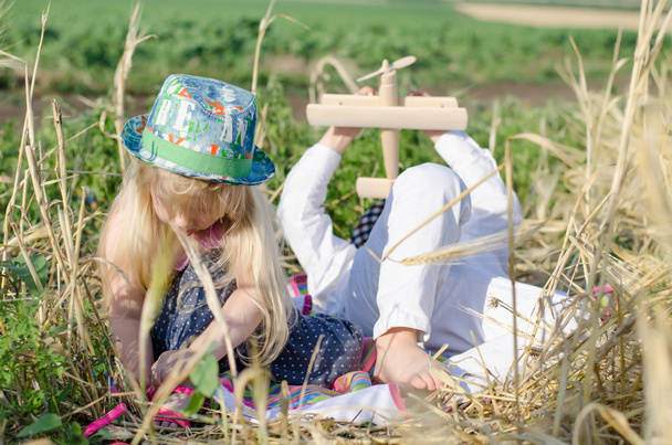 Jovem menino e menina brincando em um campo de trigo
 - Foto, Imagem