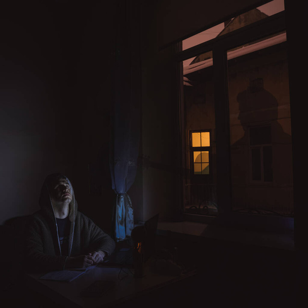 чувство одиночества одиноким человеком, переутомляющим себя работой над Китсеном и сном ночью с теневыми эффектами - Фото, изображение