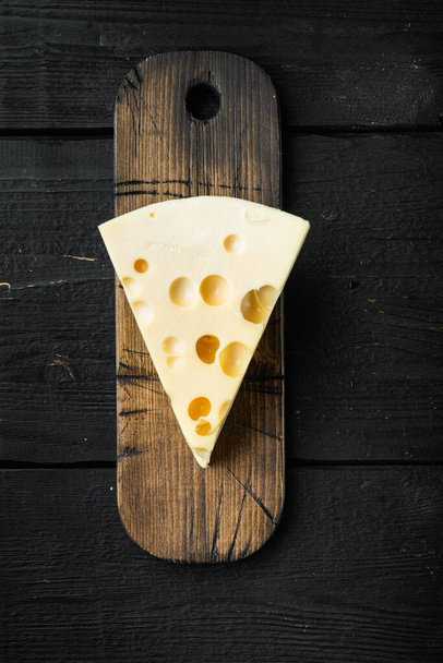 Maasdam sýr set, na černém dřevěném pozadí, horní pohled byt ležel - Fotografie, Obrázek