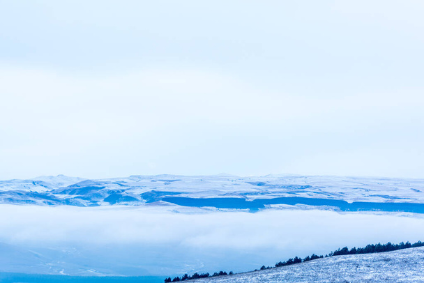 Kislovodsk, Oroszország. 2018. december 28. Fenséges hegycsúcsok a ködben. - Fotó, kép