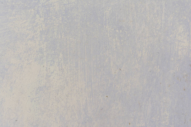An old painted concrete wall with layers of white and purple - Foto, afbeelding